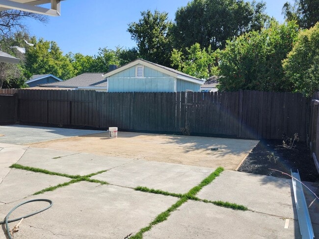 Building Photo - 3/2- Newly Renovated & Energy Efficient in...