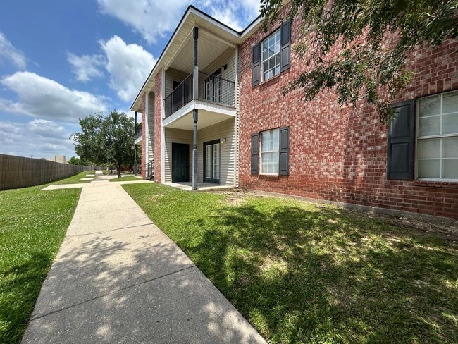 Building Photo - CONDO UNIT IN DENHAM SPRINGS