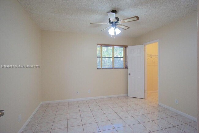Building Photo - 4770 Holly Dr