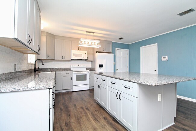 Building Photo - Beautiful 3BR Home in North Hill – Special...