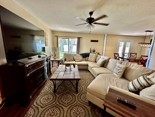 Building Photo - Perfect 3 bed 2 bath with huge fenced back...