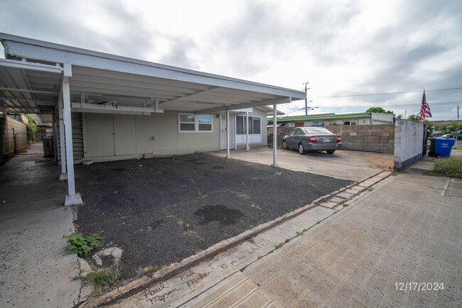 Building Photo - 4 BD/3 BA/4 Parking stall Home in Ewa Beac...