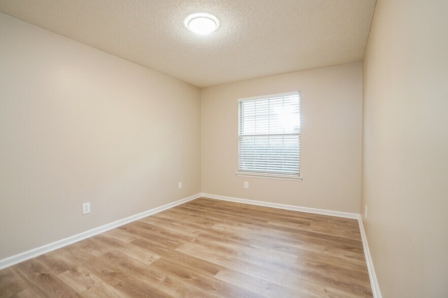 Building Photo - 3298 Deerfield Pointe Dr