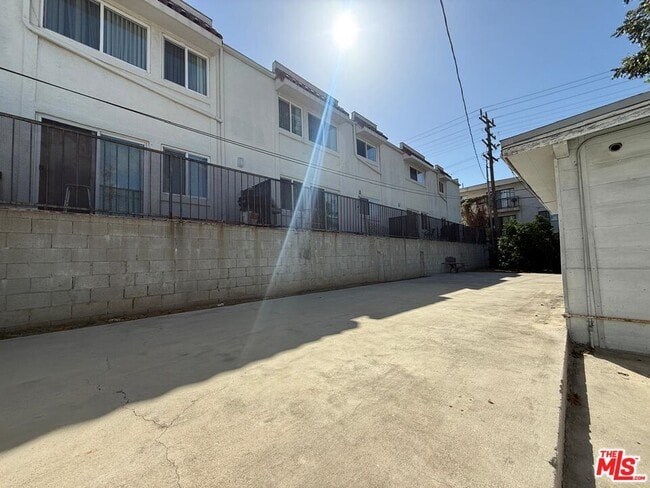 Building Photo - 1116 Irving Ave