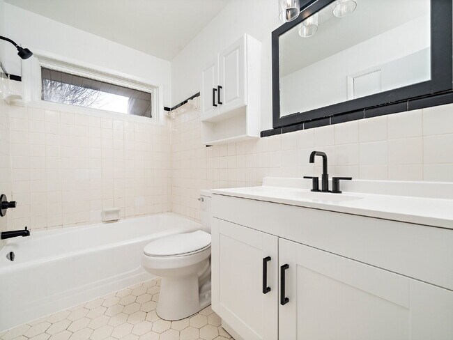 Building Photo - "Charming 3-Bed Home with Gleaming Hardwood Floors on Sheffield Road!"