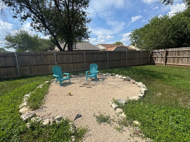 Building Photo - MOVE IN READY 3/2 LOCATED INSIDE 1604/CULE...
