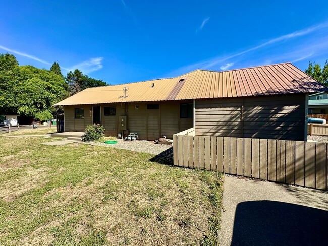 Building Photo - 1204 N Brooklane St