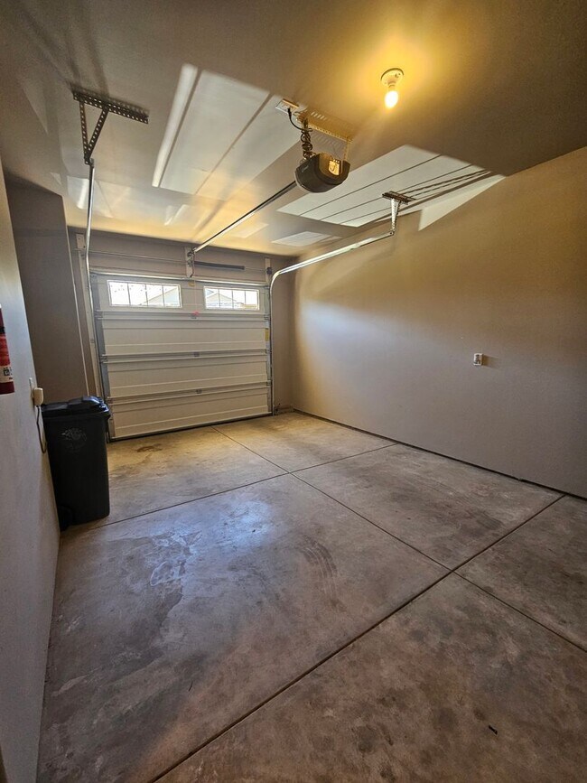 Building Photo - Beautiful Townhomes in East Medford