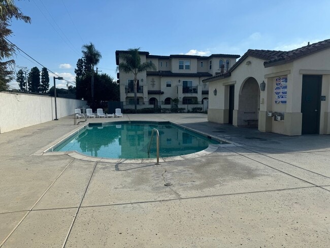Building Photo - ONE MONTH FREE RENT! Beautiful 4 bedroom, ...