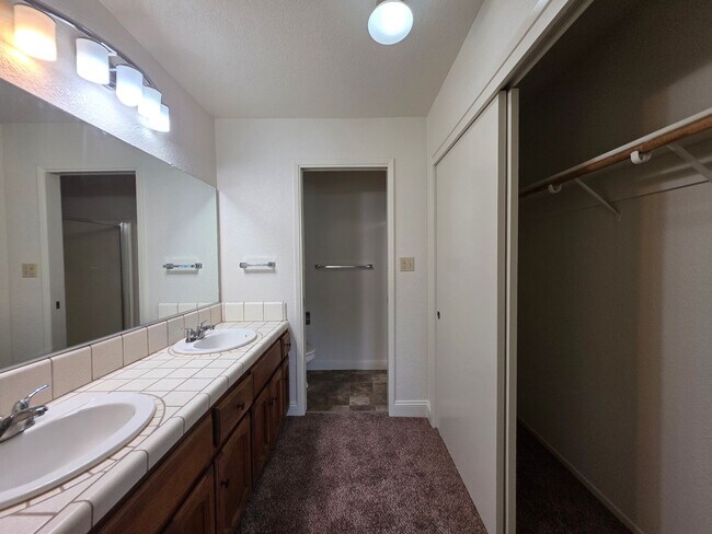 Building Photo - 3 bedroom condo w/2 car garage!