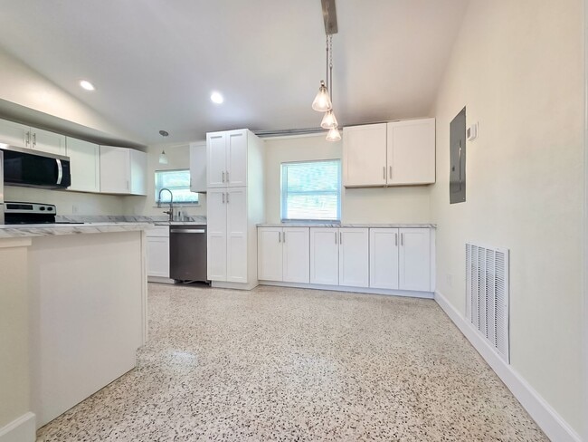 Building Photo - Beautiful 4/2 in Fairbanks Park
