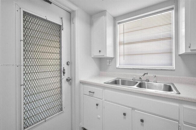 Building Photo - 2101 NE 68th St