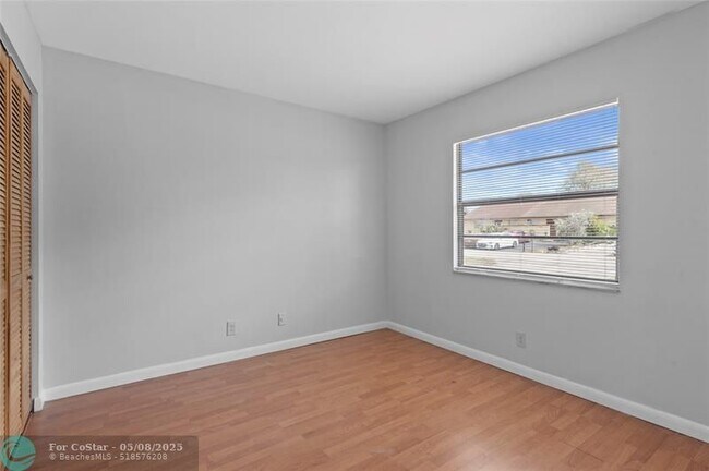 Building Photo - 4325 NW 5th Ave