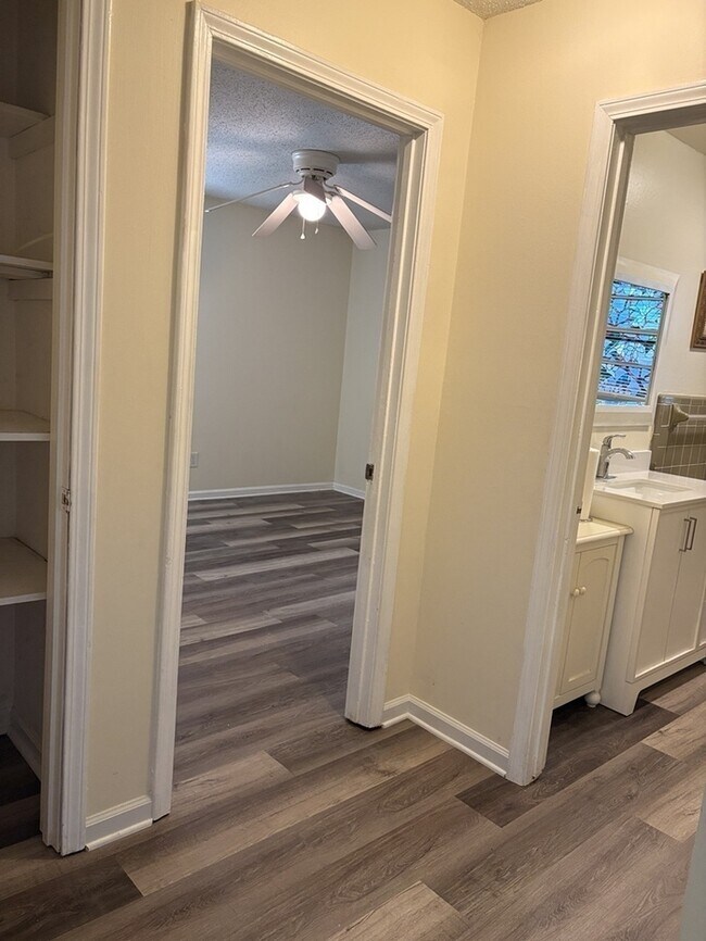 Building Photo - 2 Bedroom 2 Bathroom