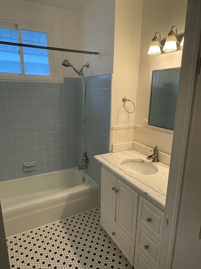 Building Photo - 2BD/1BA Shotgun w/ Huge Sunroom and Backyard