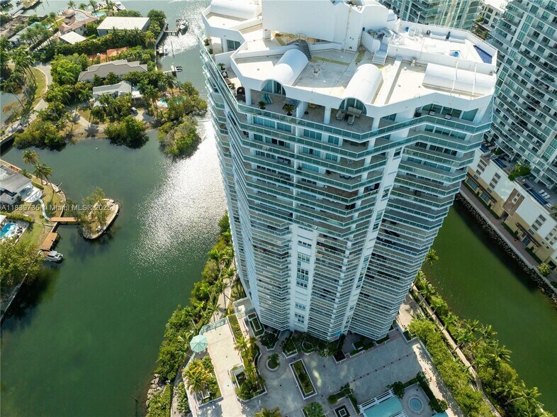 Building - 16500 Collins Ave