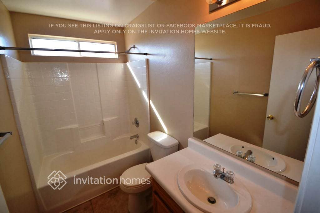 Building Photo - 3652 S Descanso Rd