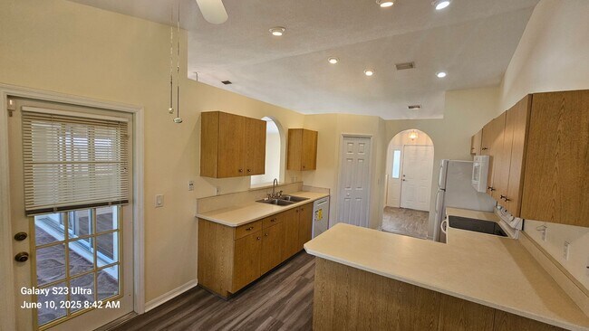 Building Photo - Charming 3 Bedroom, 2 Bath, 2 Car Garage H...