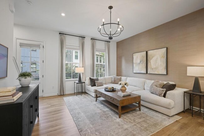 Building Photo - 121 Chestnut Cir