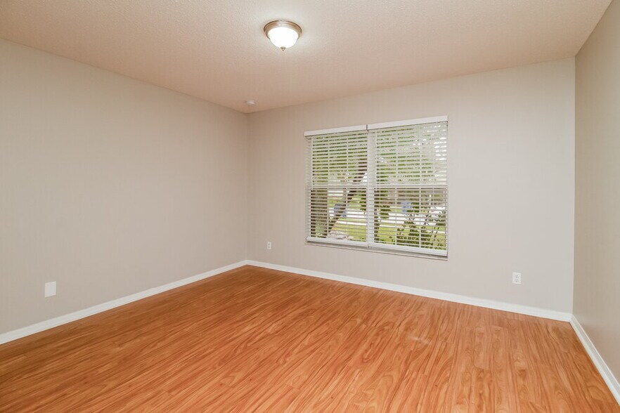 Building Photo - 1923 Southern Oak Loop