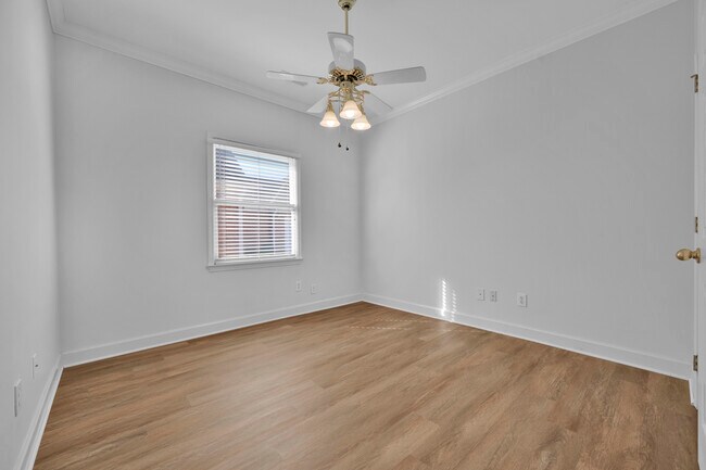 Building Photo - 310 Willow Crest Ln