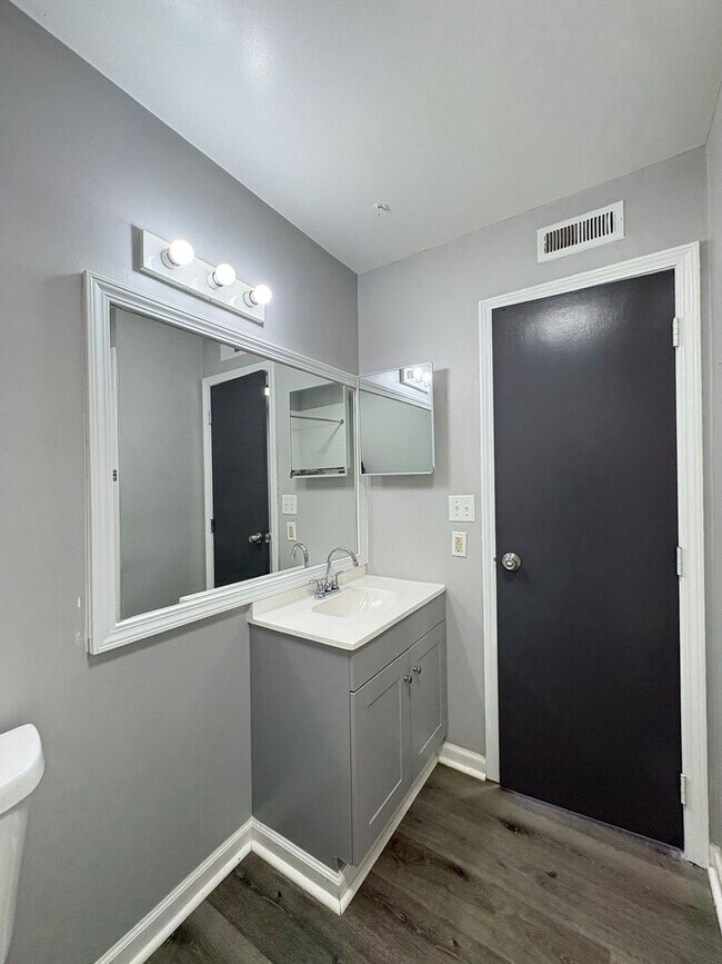 Building Photo - Remington On Rockville Living