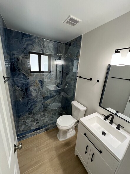 Building Photo - 160 E 34th St