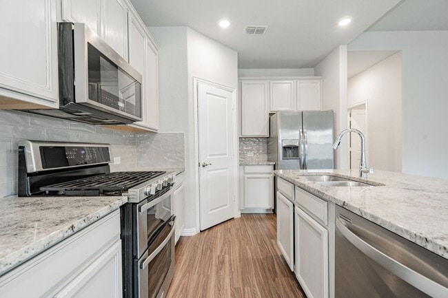 Building Photo - Stunning 3-bedroom, 2.5-bathroom with office.
