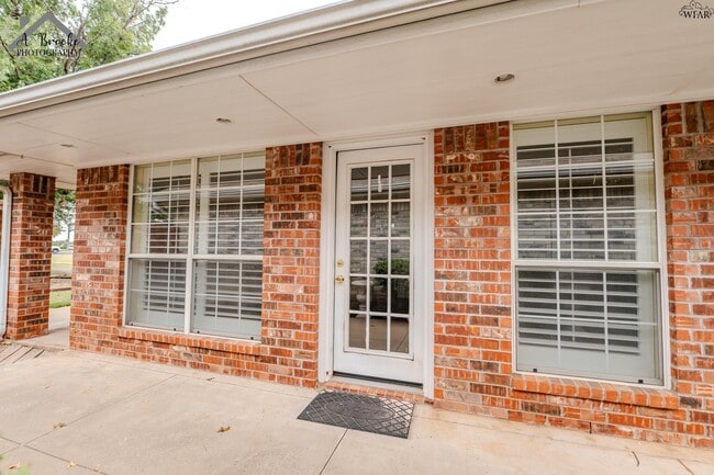Building Photo - 3037 Cunningham Dr