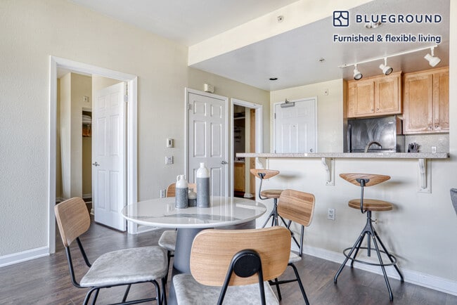 Building Photo - 853 Commodore Dr