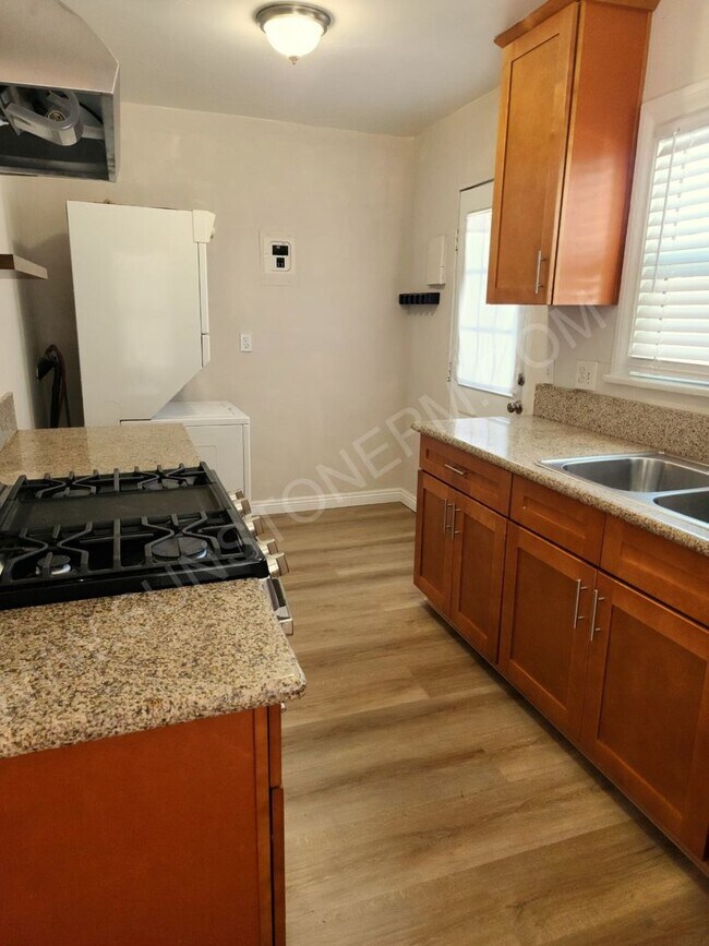 Building Photo - 2 bedroom, 1 bathroom