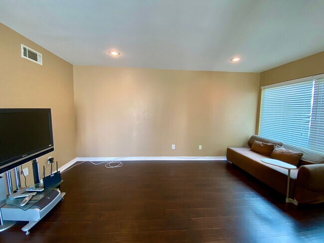 Building Photo - 2 Bed, 1 Bath Condo with a view of the hills!
