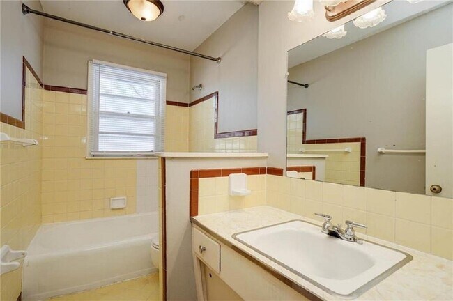 Building Photo - 10516-10516 E 10th St S