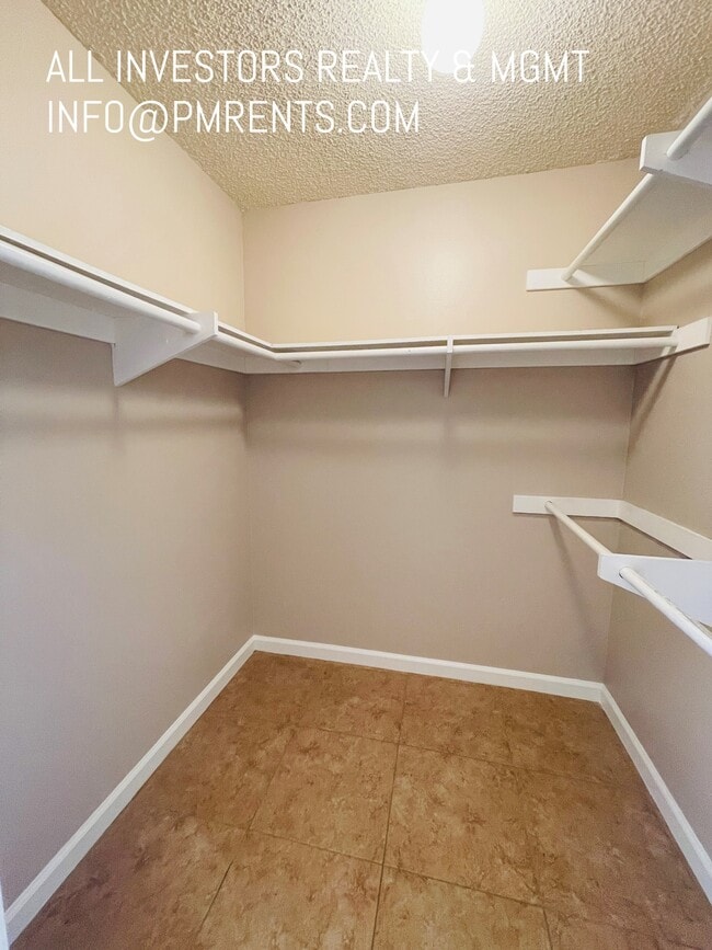 Building Photo - 313 N Melrose Dr