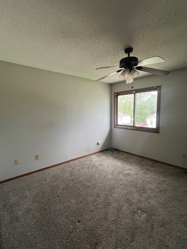 Building Photo - Recently Renovated 2Br / 1.5Ba Home with D...