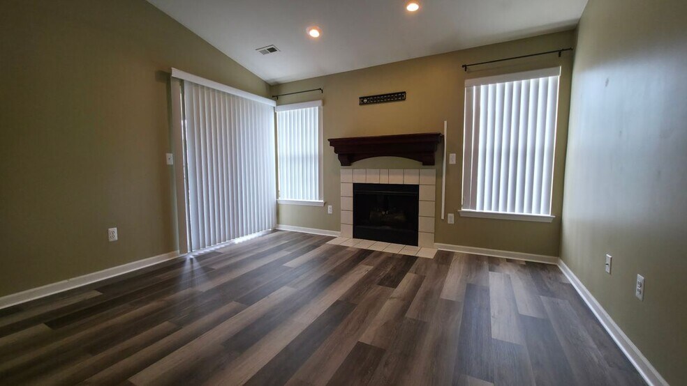 Building Photo - 15337 Yale Dr