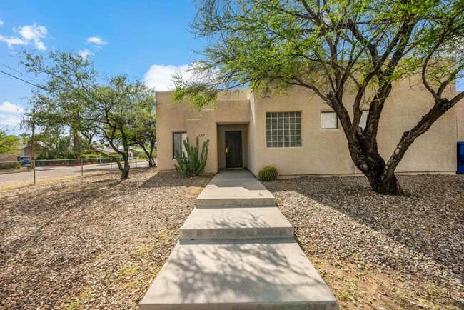 Building Photo - 4 bedroom home in Central Tucson