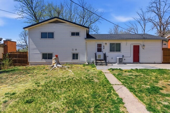 Building Photo - 1415 Holmes Dr