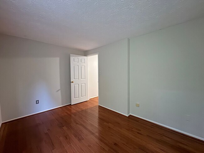 Building Photo - Charming 2 Bed 2 Bath Home Within Convenie...