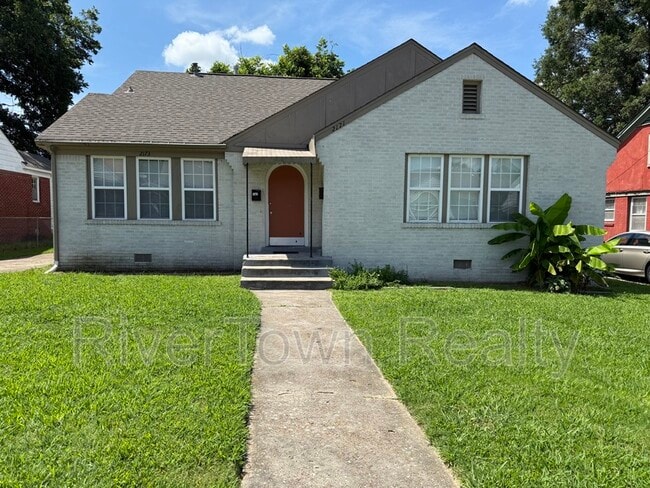 Primary Photo - 2171 Albany Ave