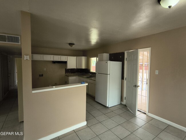 Building Photo - 4918 Guadalupe Dr