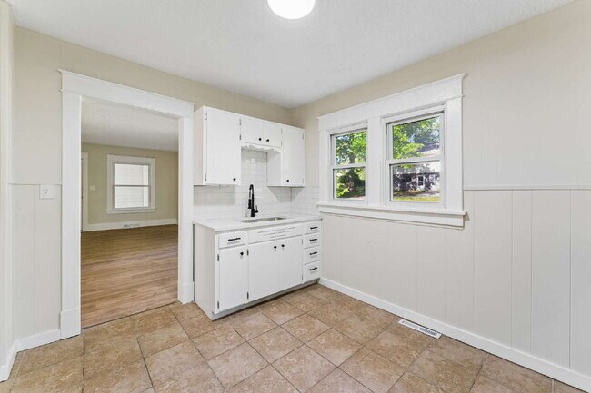 Building Photo - Charming 2-Bedroom Haven in Kansas City Northland!