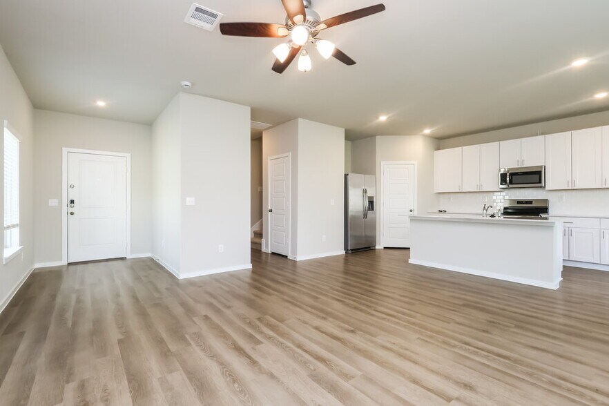 Building Photo - 530 Dalloway St