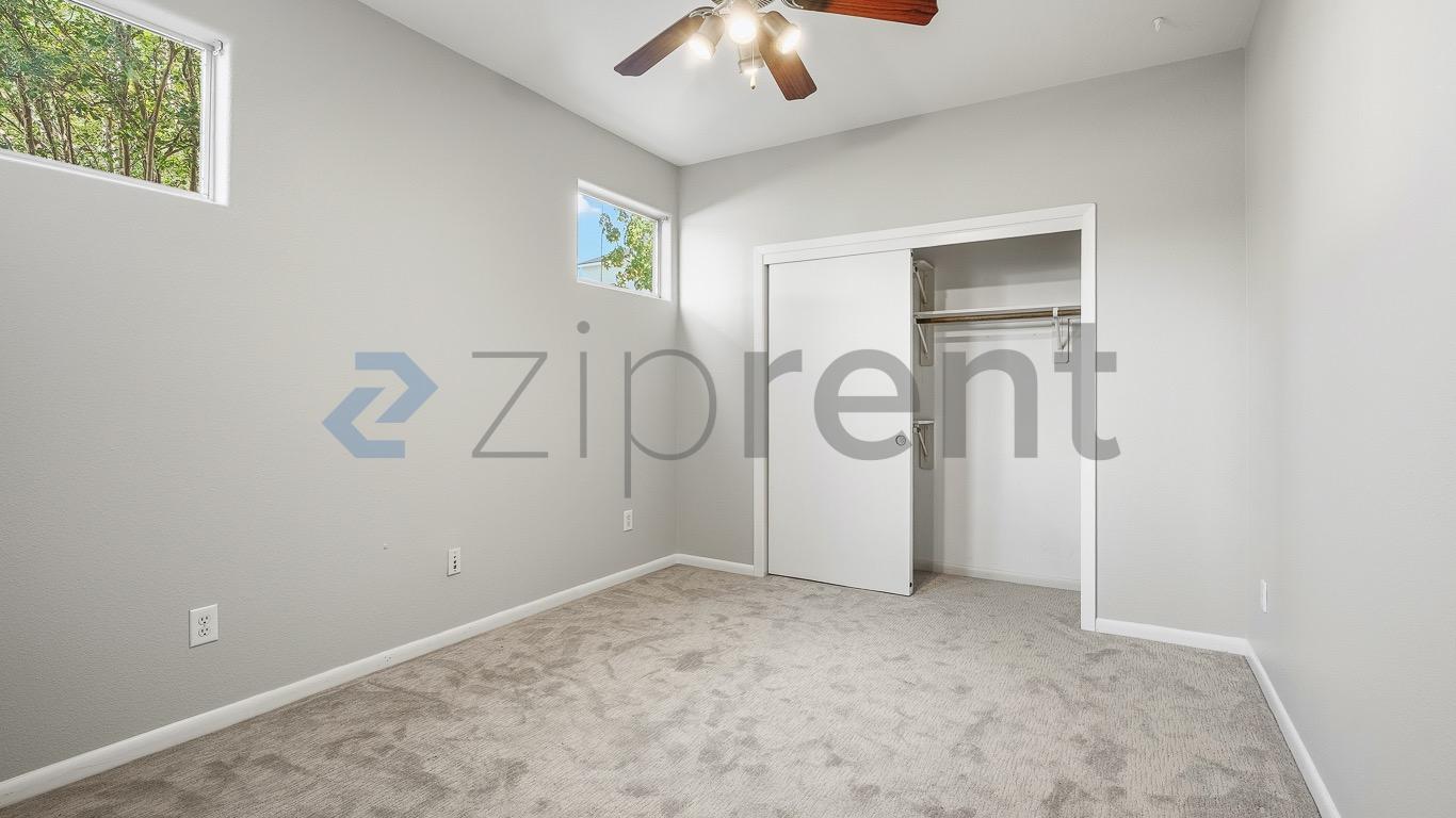 Building Photo - Unit