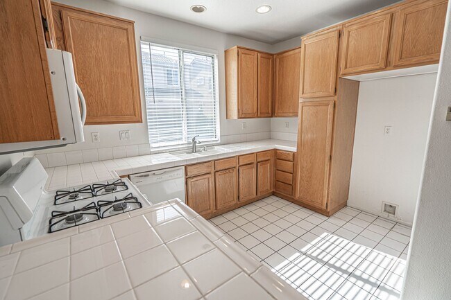 Building Photo - 4 Bedroom Oaklane Townhome in Santa Clarita!