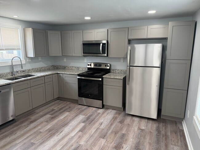 Building Photo - 2-Bedroom, 1 Bath Single Family for Rent in Middletown , OH|  Modern Kitchen