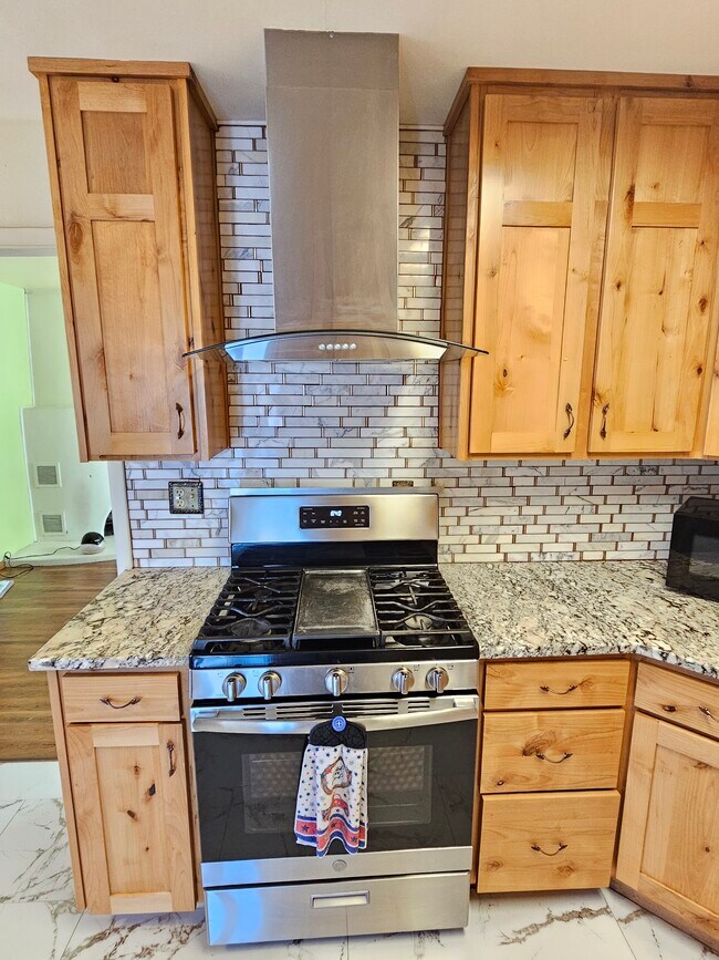 Kitchen - 10912 Woodland Ave NE