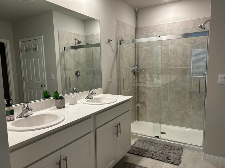Master bath - 1123 NW 2nd Ave