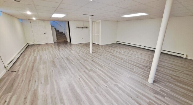 Building Photo - 3 Bed / 1-1/2 Bath Single Family Home w/2-car garage