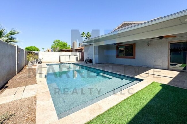 Building Photo - 3Bed/2Bath House at 7th/101! JOIN THE WAIT...